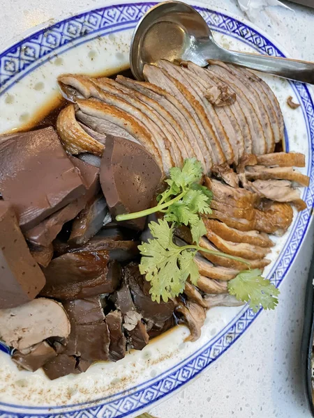Güveçte Ördek Yoksa Soya Soslu Buğulanmış Ördek Asya Yemeği Tarzı — Stok fotoğraf