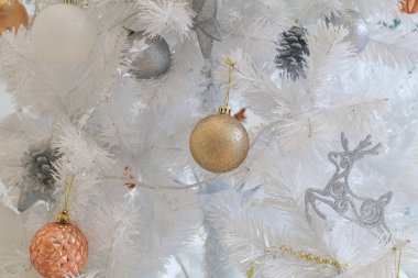 Köknar dallarında topları olan beyaz Noel ağacı süslemesi. Noel süslemeleri. Şenlikli ev dekorasyonu.