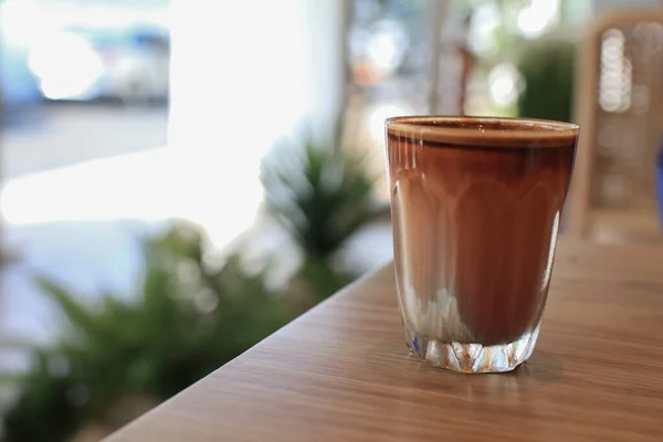 Café Sucio Sobre Mesa Madera Espresso Rematado Sobre Leche Fresca —  Fotos de Stock