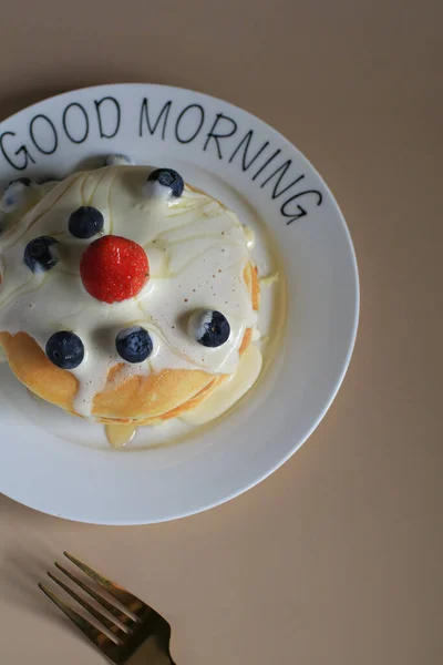 Pancake Dengan Blueberry Stroberi Dan Krim Piring Putih Pagi Yang — Stok Foto