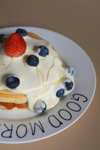 Pancake Dengan Blueberry Stroberi Dan Krim Piring Putih Pagi Yang — Stok Foto