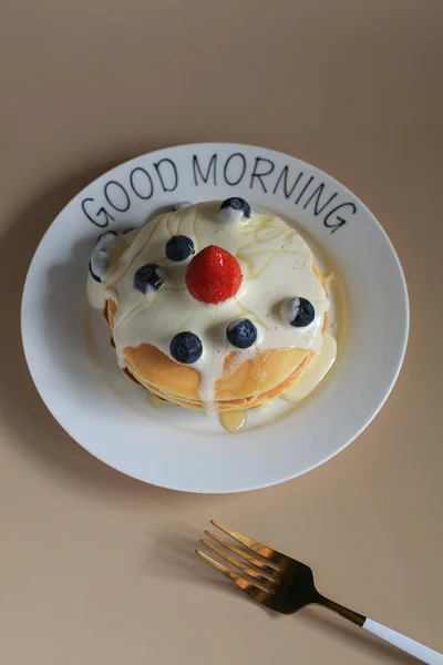 Млинці Чорницею Полуницею Вершками Білій Тарілці Здоровий Ранковий Домашній Сніданок — стокове фото