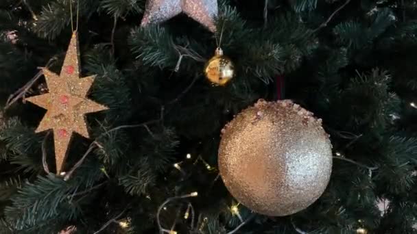 Karácsonyfa Díszítéssel Megvilágítással Karácsonykor Szilveszterkor Villogó Villanykörték Koszorúk Családi Nyaralás — Stock videók