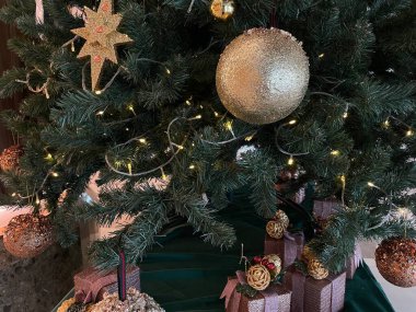 Noel Ağacı, şenlikli dekorasyonlarla, iç dekorasyonlarla, güzel süslemelerle ve beyaz parlak ışıklarla mutlu Noeller ve mutlu tatiller..