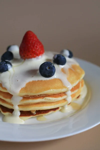 Pancake Dengan Blueberry Stroberi Dan Krim Sweet Whipped Cream Mengalir — Stok Foto