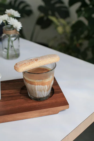 Mocskos Tejeskávé Süteménnyel Tetején Egy Pohár Espresso Feles Hideg Tejjel — Stock Fotó