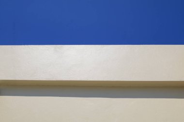 Mavi gökyüzü olan soyut modern beton duvar. Fotokopi alanı olan arkaplan ve doku. Mimari zemin