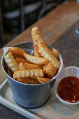 Patates kızartması Mayonez, domates sosu ya da ketçaplı kızarmış patates. Sıcak fast food, kapat.