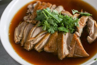 Soya soslu ve baharatlı buğulanmış ördek Tayland mutfağı Asya yemeği stili Tayland adı Pedpalow..