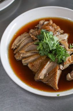 Soya soslu ve baharatlı buğulanmış ördek Tayland mutfağı Asya yemeği stili Tayland adı Pedpalow..