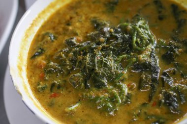 Acasia 'lı kırmızı köri midyesi. Tayland Baharat Tabağı Kırmızı Chili ve Piper Böceği Yaprağını süslüyor .