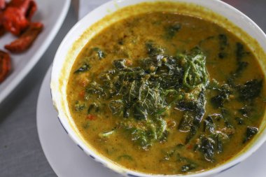 Acasia 'lı kırmızı köri midyesi. Tayland Baharat Tabağı Kırmızı Chili ve Piper Böceği Yaprağını süslüyor .