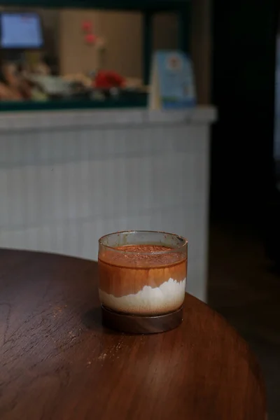 Cafea Murdară Masă Lemn Pahar Espresso Amestecat Lapte Proaspăt Rece — Fotografie, imagine de stoc