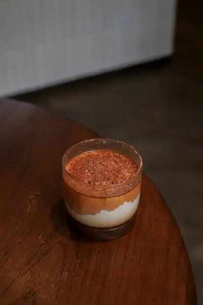 Smutsigt Kaffe Träbord Glas Espresso Blandat Med Kall Färsk Mjölk — Stockfoto