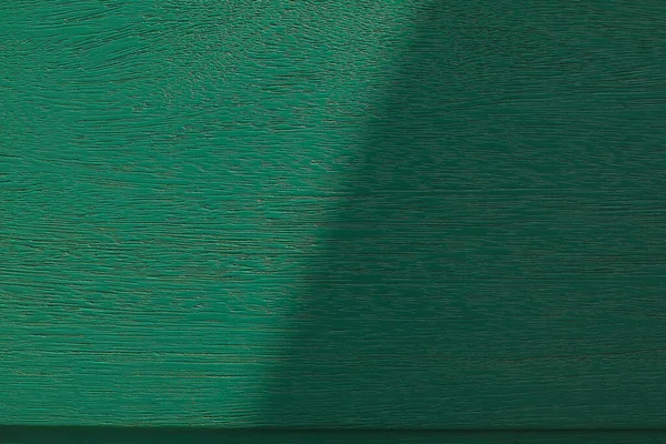 太陽の光と濃い緑のコンクリートの壁の背景 古いヴィンテージのグランジテクスチャデザイン コピースペース付き抽象アート壁紙 — ストック写真