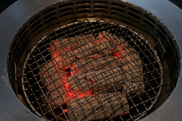 Ogień Spalony Węglu Drzewnym Stoisku Grillowym Pokrytym Zwykłym Żelaznym Grillem — Zdjęcie stockowe
