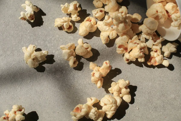 Popcorn Witte Schaal Grijze Achtergrond Onder Zonlicht Met Schaduw Film — Stockfoto