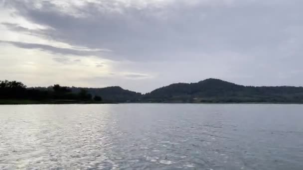 Piękny Widok Malowniczą Rzekę Otoczony Lasem Górami Spokojne Ciemnoniebieskie Morze — Wideo stockowe