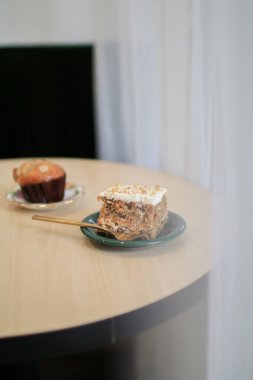 Tahta masada krem peynirli havuçlu kek. Sağlıklı ev yapımı kek. Şenlikli yemek. Geleneksel Paskalya yemekleri.