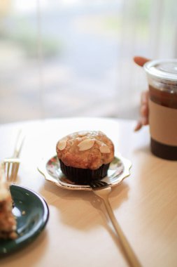 Muzlu kekler ve badem kaplama. İş konsepti sırasında, bir kafede kahvaltı.