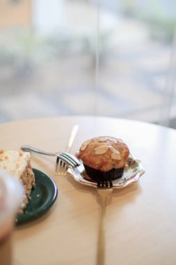 Muzlu kekler ve badem kaplama. İş konsepti sırasında, bir kafede kahvaltı.