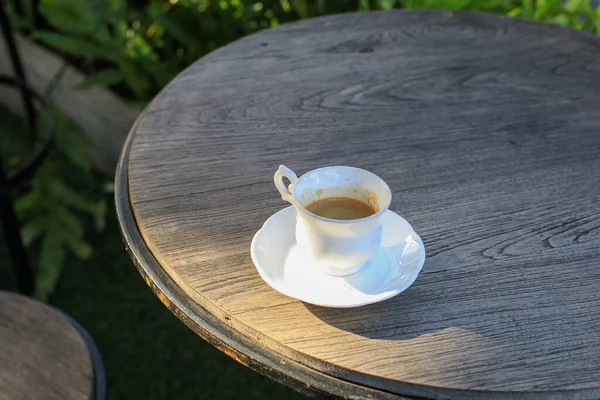 Biały Kubek Kawy Światłem Słonecznym Cieniem Drewnianym Stole Pomysł Przekąskę — Zdjęcie stockowe