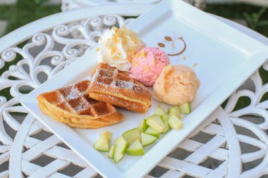 Elmalı waffle ve dondurma beyaz masada. Tatlı, tatlı waffle 'lar. Ev yapımı tatlı. Kopyalama alanı olan arkaplan.