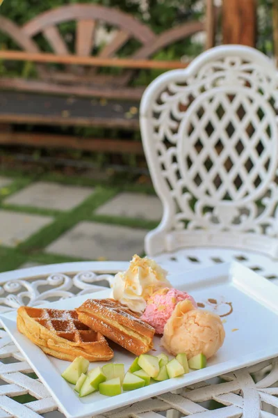 Waffle Dengan Apel Dan Krim Atas Meja Putih Wafel Manis — Stok Foto