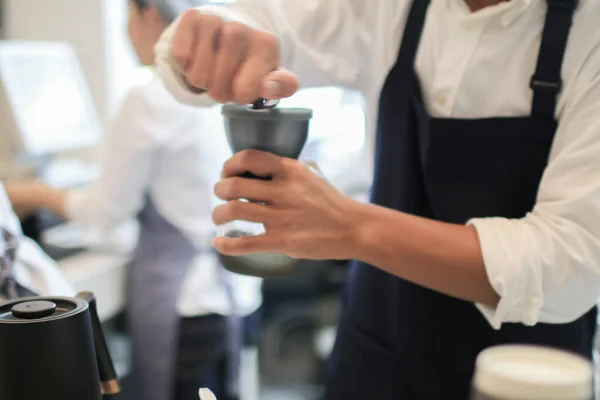 バリスタコーヒードリッパーと漏斗に挽いたコーヒーとフィルターを注ぐ 醸造プロセスでレストランやカップで働く コーヒーショップのコンセプト — ストック写真