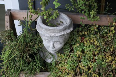 Bahçe dekorasyonu için heykel saksısı. Sera konsepti. Bahçe işleri yazın hala hayattadır..