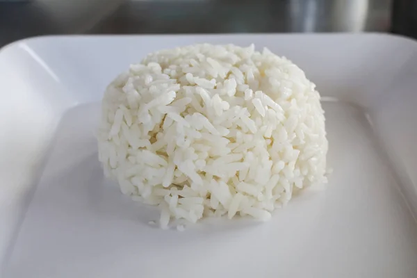 Ryż Tajski Ryż Jaśminowy Białym Talerzu Miejscem Kopiowania Tekstu Widok — Zdjęcie stockowe