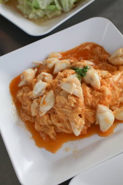 Köri tozuyla kızarmış yengeç eti karıştır. Yemek yemek ve seyahat etmek. Tayland yemeği, Tayland mutfağı, tabak, kopyalama alanı..