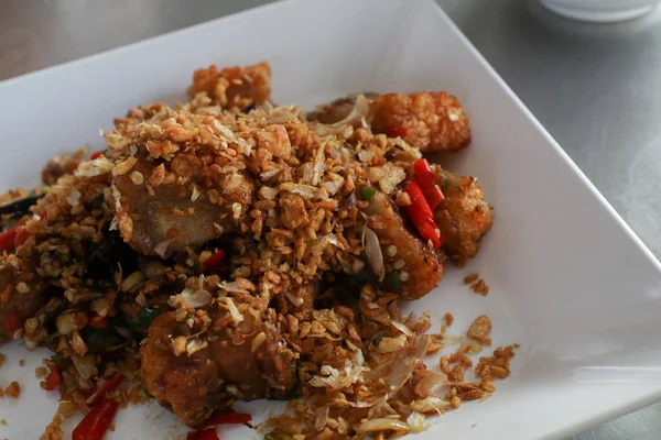 塩とチリでカリッとしたベリーポークを炒めた タイ料理と中華料理の組み合わせ Top View — ストック写真