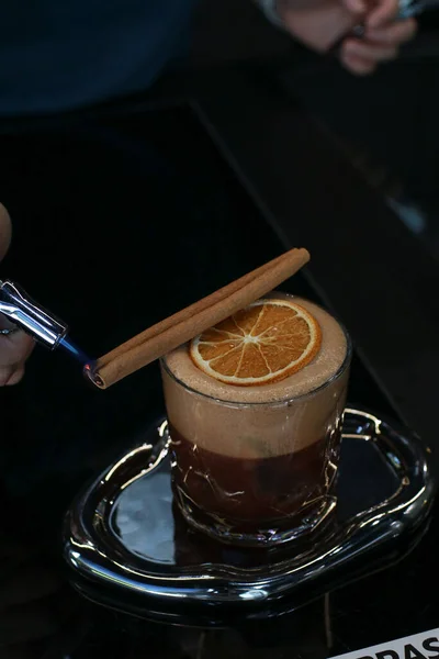 Caffè Nero Americano Freddo Strato Arancia Decorato Con Rosmarino Cannella — Foto Stock