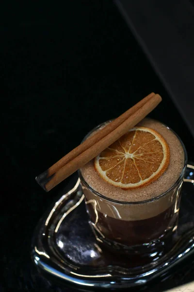 Buzlu Americano Sade Kahve Biberiye Tarçınla Süslenmiş Bir Kat Portakal — Stok fotoğraf