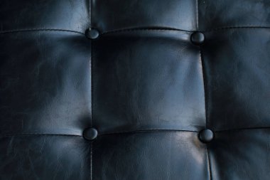 Yumuşak ışıkta siyah deri dokular ve arka plan. İç dekorasyon. Koltuk ve mobilya dekoratifi. Biçim klasik tasarımı