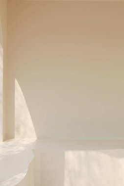 Mimarinin güneş ışığı dokusuna sahip soyut pastel krem duvar modern beton. Soyut moda renkli doğal ışık kavramı.