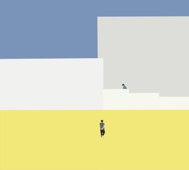 Modern binada yürüyen insanlar. Yatay şehir manzarası. Şehirdeki kaldırımlarda yürüyen vatandaşların olduğu bir sahne. En küçük arkaplan.