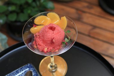 Dondurma kasesinde çikolata soslu dondurma ya da dondurmalı dondurma. Lezzetli gelati. Lezzetli tatlı.