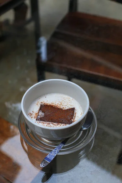 Sötét Csokis Brownie Tejjel Fehér Tálban Egészségnek Sütit Enni Tejbe — Stock Fotó