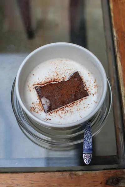 Sötét Csokis Brownie Tejjel Fehér Tálban Egészségnek Sütit Enni Tejbe — Stock Fotó