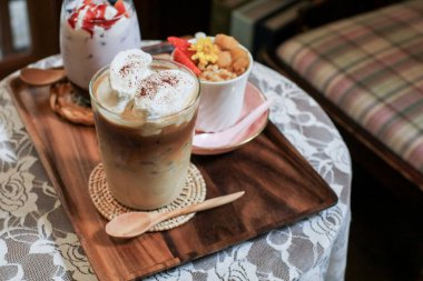 Sütlü sütlü kahve. Ferahlatıcı ve tatlı kahve içeceği. Kafe ve restoran. Tatlı konsepti.