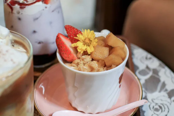 白いカップに果物をトッピングしたプリンデザート カフェとレストラン テキストのスペース アジアグルメデザート — ストック写真