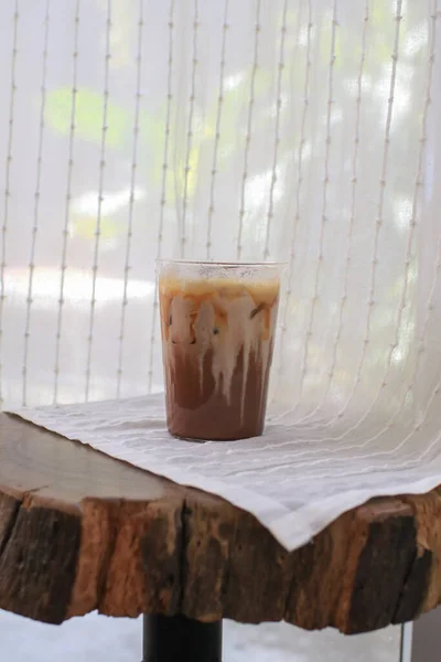 Eiskaffee Auf Einem Tisch Neben Einem Fenster Vor Einem Weißen — Stockfoto