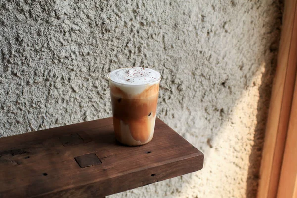 アイスカプチーノコーヒー 冷たい夏の飲み物 早朝の太陽の光 暗い木の背景に冷たい夏の飲み物コピースペース — ストック写真