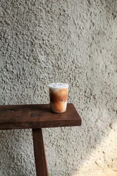 アイスカプチーノコーヒー 冷たい夏の飲み物 早朝の太陽の光 暗い木の背景に冷たい夏の飲み物コピースペース — ストック写真