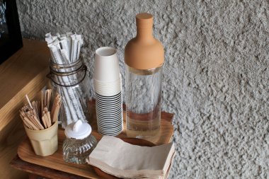 self servis istasyonu. Kahve dükkanında su, peçete ve plastik kamış. Ücretsiz servis masası standı