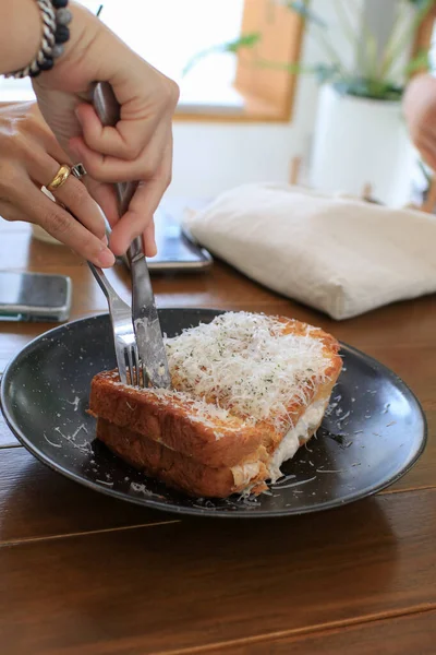 素朴な木製のテーブルの上にチーズとグリルトーストサンドイッチ 健康的で自然な春の朝食やブランチ — ストック写真
