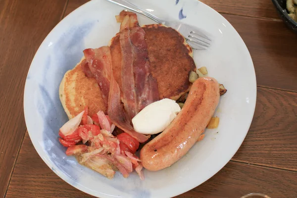 Kahvaltı Krepleri Pastırma Sosisler Ahşap Masada Yapımı Continental Kahvaltı Mutfağı — Stok fotoğraf