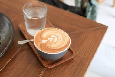 Kahvaltının üzerinde kahve. Sabah kahvaltısında. Sıcak, hafif bir atmosfer. Bir kahve dükkanında dinleniyorum..